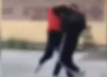 Η στιγμή που μαθητές πλακώνονται μέσα στο σχολείο τους και κάποιοι βγάζουν βίντεο