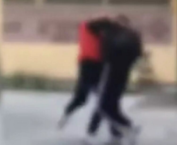 Η στιγμή που μαθητές πλακώνονται μέσα στο σχολείο τους και κάποιοι βγάζουν βίντεο