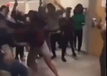 Άγριος ξυλοδαρμός καθηγήτριας – Προσπάθησε να «χωρίσει» μαθητές που τσακώνονταν (video)