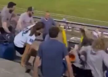 Άγριο ξύλο μεταξύ γονέων σε σχολικό αγώνα ποδοσφαίρου