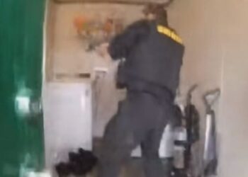 Μητέρα έπvιγε το 2χρονο παιδί της στο μπάνιο – Βίντεο με τη διάσωση από αστυνομικούς