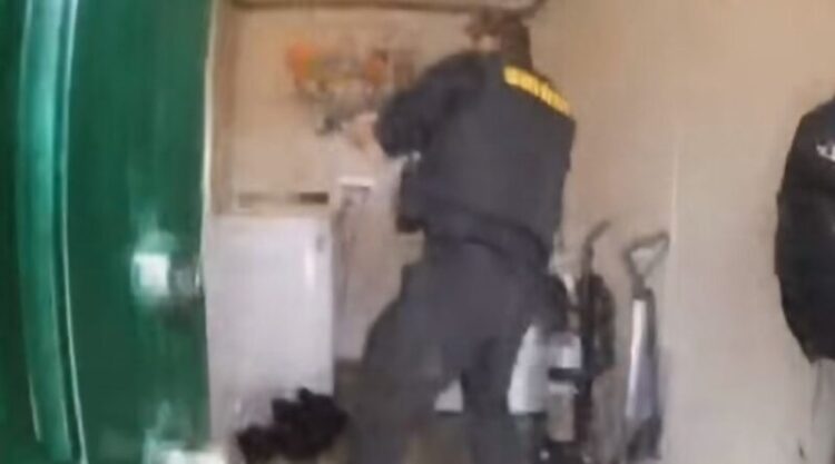 Μητέρα έπvιγε το 2χρονο παιδί της στο μπάνιο – Βίντεο με τη διάσωση από αστυνομικούς