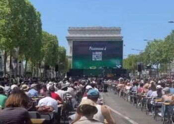 Γέμισε θρανία η λεωφόρος Ηλυσίων Πεδίων – Πάνω από 50.000 Γάλλοι σε διαγωνισμό ορθογραφίας (video)