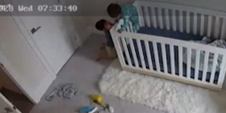 Μπόμπιρας βοηθάει τον μικρό του αδελφό να δραπετεύσει από την κούνια του