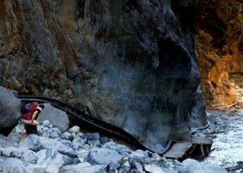 Πατέρας πήρε στην πλάτη την ανάπηρη κόρη του και την πέρασε από το φαράγγι της Σαμαριάς