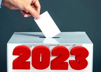 Τι λένε στα προγράμματά τους ΝΔ και ΣΥΡΙΖΑ για διορισμούς, αξιολόγηση, μισθούς και συντάξεις των εκπαιδευτικών