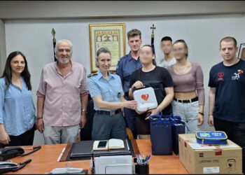 Θεσσαλονίκη: Μαθήτριες δώρισαν απινιδωτή στη Διεύθυνση Τροχαίας – Τον έλαβαν ως βραβείο (φωτο)