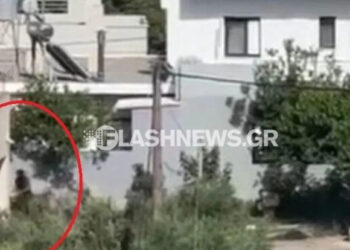 Κίσσαμος: Καρέ καρέ η έφοδος των ΕΚΑΜ για να συλλάβουν άνδρα που απειλούσε να ανατιναχτεί (video)