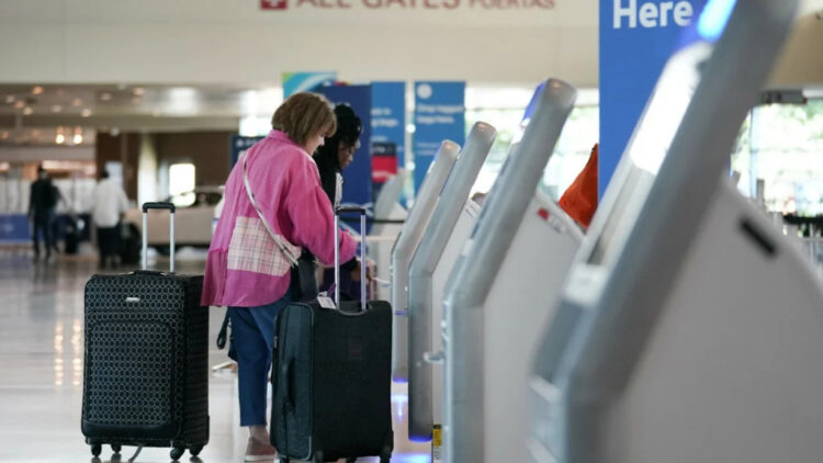 Συνελήφθη γιαγιά που παράτησε την εγγονή της σε αεροδρόμιο για να προλάβει την πτήση της