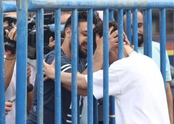 Συγκλονιστική στιγμή μετά το ναυάγιο της Πύλου: Βρήκε τον αδελφό του στους επιζώντες, ενώ νόμιζε ότι ήταν νεκρός (video)