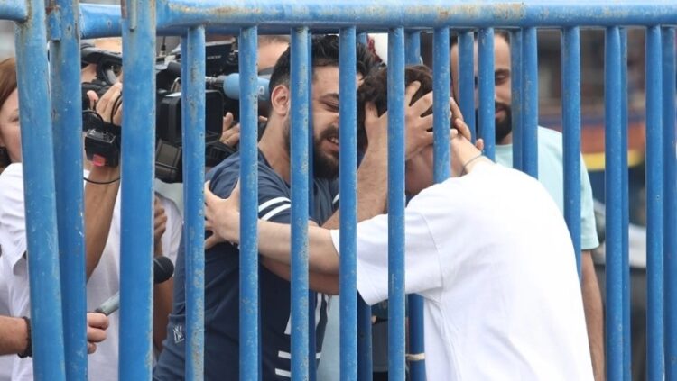 Συγκλονιστική στιγμή μετά το ναυάγιο της Πύλου: Βρήκε τον αδελφό του στους επιζώντες, ενώ νόμιζε ότι ήταν νεκρός (video)