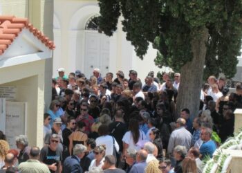 Σύρος: Ράγισαν και οι πέτρες στο τελευταίο αντίο στο 16χρονο Γιάννη-Δάκρυσαν ακόμα και οι ιερείς