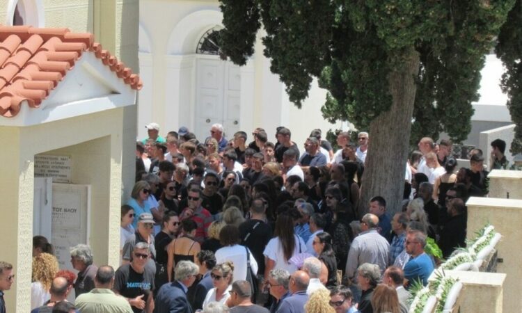 Σύρος: Ράγισαν και οι πέτρες στο τελευταίο αντίο στο 16χρονο Γιάννη-Δάκρυσαν ακόμα και οι ιερείς