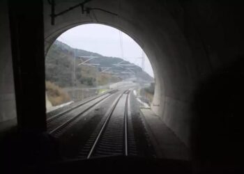 ΕΚΤΑΚΤΟ: Τρένο με 400 επιβάτες «έμεινε» σε σήραγγα ανάμεσα σε Λαμία και Βόλο
