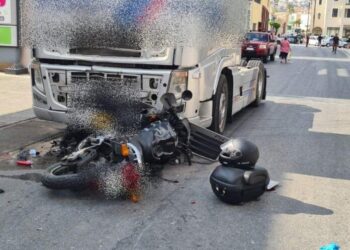 Νέα τραγωδία στη Σύρο: Θανατηφόρο τροχαίο – Συγκρούστηκε μηχανή με νταλίκα (φωτο)