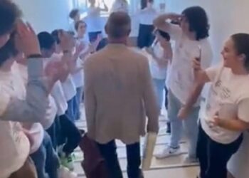 Μαθητές αποθεώνουν καθηγητή τους που βγαίνει σε σύνταξη – Το συγκινητικό αντίο στον “αρχηγό” (video)
