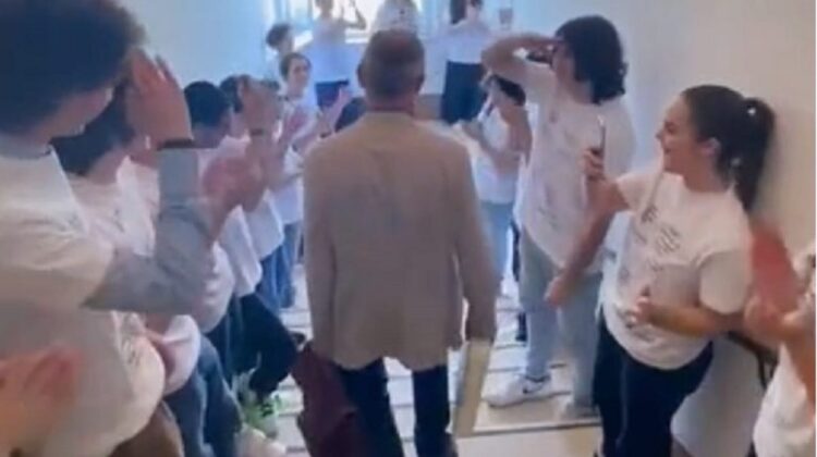 Μαθητές αποθεώνουν καθηγητή τους που βγαίνει σε σύνταξη – Το συγκινητικό αντίο στον “αρχηγό” (video)