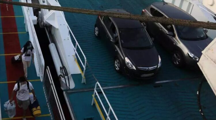 93χρονος οδηγός χτύπησε 6 αυτοκίνητα και τραυμάτισε την γυναίκα του σε γκαράζ πλοίου (video)