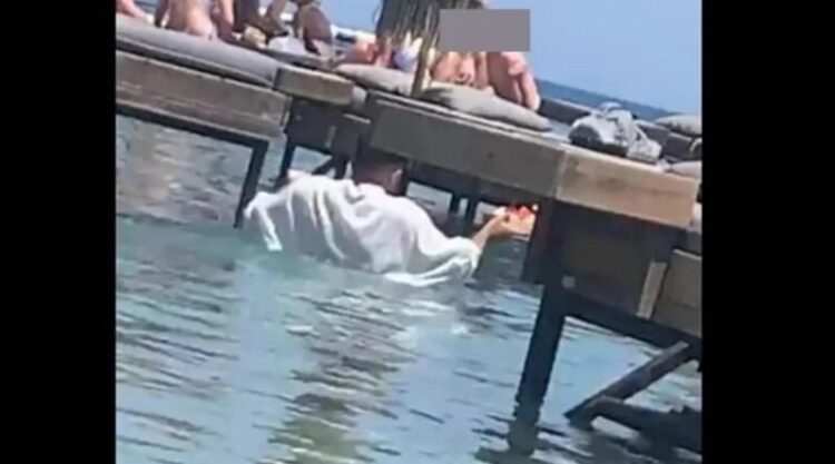 «Θύελλα» αντιδράσεων για τον σερβιτόρο-«δύτη» – Σχεδόν κολυμπά για να παραδώσει την παραγγελία (video)