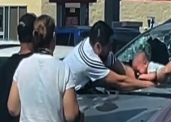 Γονείς ξέχασαν το παιδί τους στο αμάξι και ο πατέρας έσπασε το παρμπρίζ για να το σώσει (video)