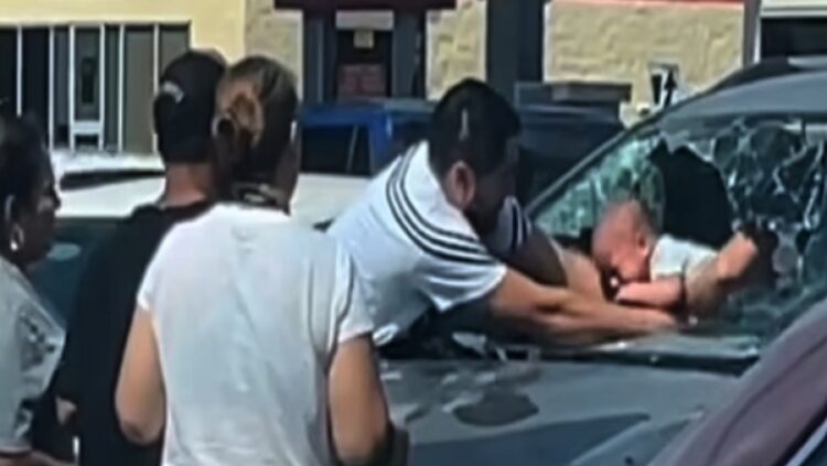 Γονείς ξέχασαν το παιδί τους στο αμάξι και ο πατέρας έσπασε το παρμπρίζ για να το σώσει (video)