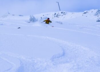 Βρήκαν χαμένο τηλέφωνο σε χιονοδρομικό κέντρο και αυτό που αποκάλυψαν τους σόκαρε