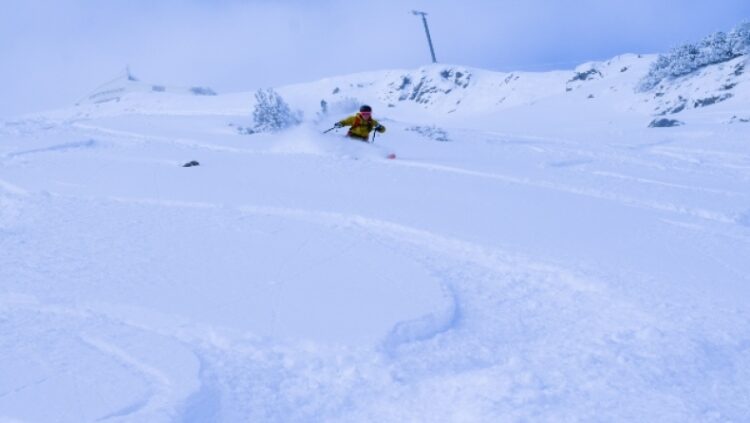 Βρήκαν χαμένο τηλέφωνο σε χιονοδρομικό κέντρο και αυτό που αποκάλυψαν τους σόκαρε