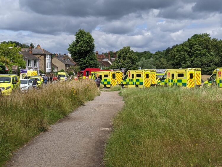 Συναγερμός στο Λονδίνο: Αυτοκίνητο έπεσε σε Δημοτικό Σχολείο – Αναφορές για πολλούς τραυματίες (φωτο, video)