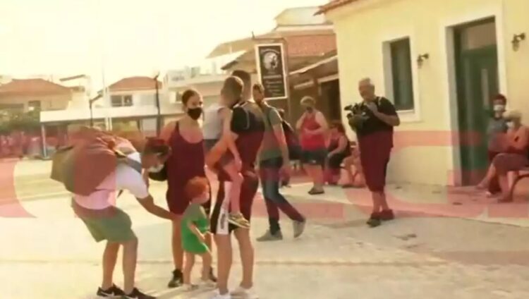 Νέα Αγχίαλος – Χαμός στον αέρα του MEGA με τις εκρήξεις: «Τραντάχτηκαν τα σπίτια μας»