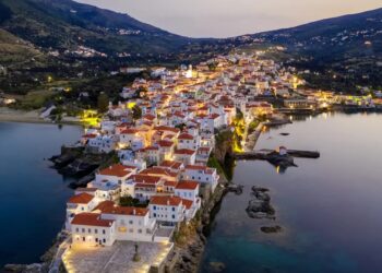 Ύμνοι της Daily Telegraph για ελληνικό νησί: Ανεξερεύνητος παράδεισος με παρθένα ψαροχώρια