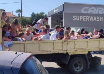 Φωτιά στη Ρόδο: Οι φλόγες φτάνουν στη θάλασσα – Εικόνες από τους δραματικούς απεγκλωβισμούς