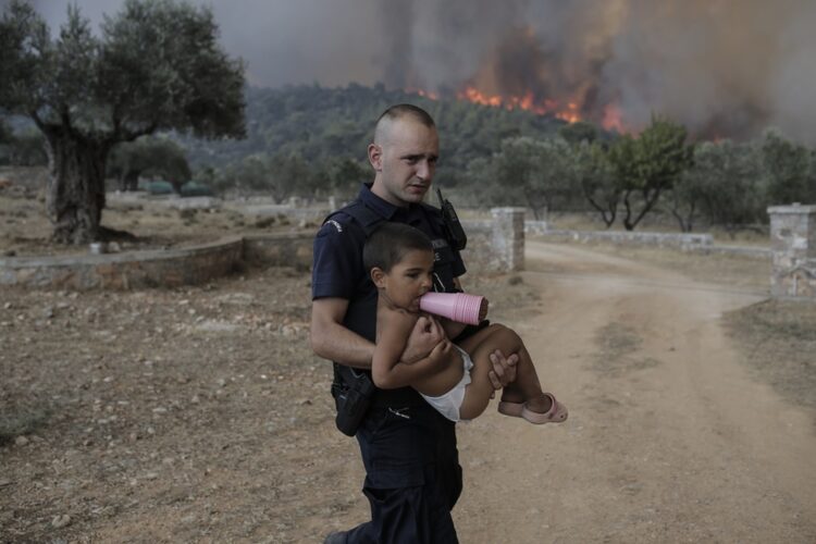 φωτιά αστυνομικοί παιδιά