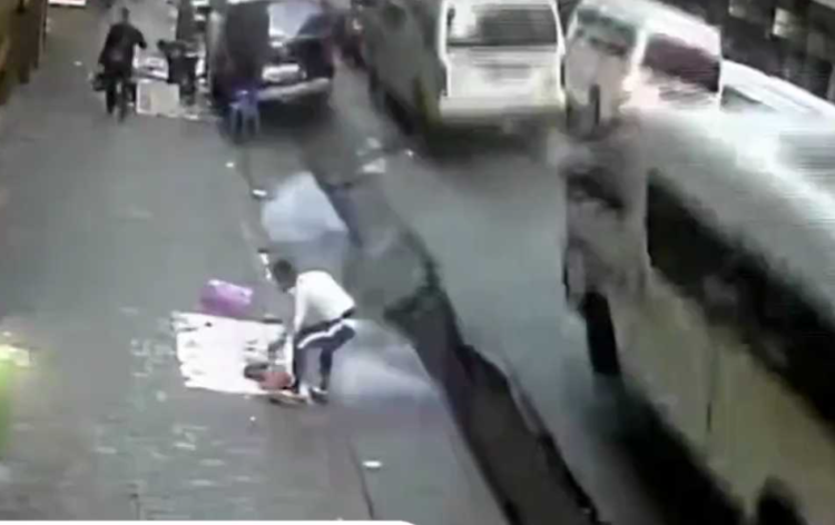 Τρομακτική έκρηξη «τίναξε» στον αέρα δρόμο γεμάτο αυτοκίνητα και ενώ περνούσε κόσμος – Βίντεο ντοκουμέντο