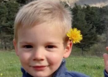 Εξαφάνιση του 2χρονου Εμίλ: «Παίζουν» στα μεγάφωνα τη φωνή της μαμάς του – Σε τραγική κατάσταση η οικογένεια