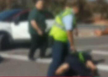 Απίστευτες εικόνες στη Μάνδρα: Πολίτες πιάστηκαν στα χέρια με αστυνομικούς (video)