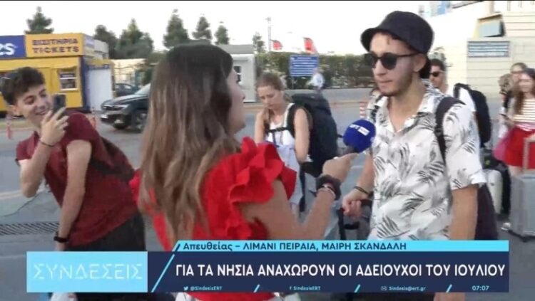«Πάλι συνέντευξη, δεν αντέχω άλλο!» – Φοιτητής ανεβαίνει στο πλοίο και πέφτει πάνω σε συνεργείο της ΕΡΤ (video)