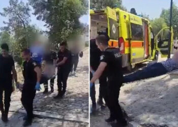 Ακρόπολη: Αστυνομικοί πήραν με φορείο τουρίστρια που κατέρρευσε από τον καύσωνα