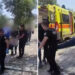 Ακρόπολη: Αστυνομικοί πήραν με φορείο τουρίστρια που κατέρρευσε από τον καύσωνα
