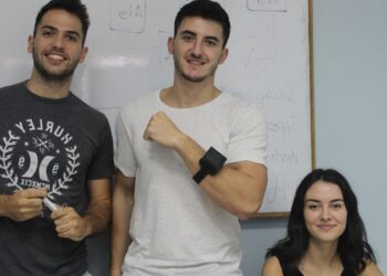 Μόνο θαυμασμός: Έλληνες φοιτητές δημιούργησαν συσκευή που εξαφανίζει το τρέμουλο του Πάρκινσον