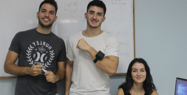 Μόνο θαυμασμός: Έλληνες φοιτητές δημιούργησαν συσκευή που εξαφανίζει το τρέμουλο του Πάρκινσον