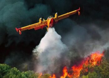 Πυρκαγιές-Σοκαριστικό Βίντεο! Πιλότος βουτάει μέσα στα φλεγόμενα βουνά-Ακούστε τι του λένε…