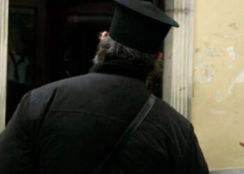 Ιερέας έβριζε και χαστούκιζε τη σύζυγό του στη μέση του δρόμου: Επιτέθηκε και σ’ αυτούς που πήγαν να τον σταματήσουν