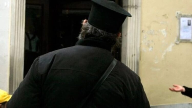 Ιερέας έβριζε και χαστούκιζε τη σύζυγό του στη μέση του δρόμου: Επιτέθηκε και σ’ αυτούς που πήγαν να τον σταματήσουν