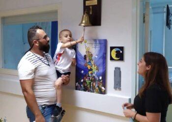 Δάκρυα χαράς για τον μικρό ήρωα: Ο 5χρονος Ηρακλής νίκησε τον καρκίνο και χτύπησε δυνατά το καμπανάκι της ζωής