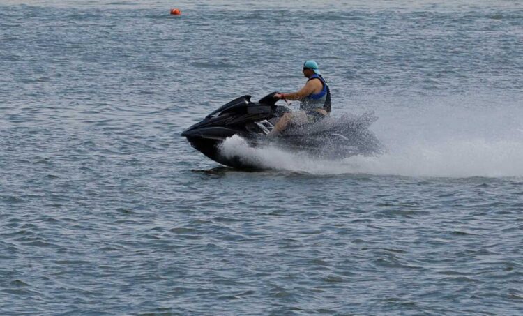 Δεν το χωράει ο νους: Νεκpό 6χρονο κοριτσάκι μετά από σύγκρουση των jet ski που οδηγούσαν οι γονείς του