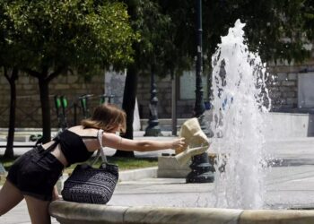 Πόσο νερό θα πρέπει να πίνεις καθημερινά κατά τη διάρκεια του καύσωνα