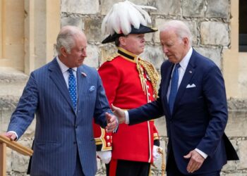 Εκνευρίστηκε ο Κάρολος με φρουρό που καθυστερούσε τον Μπάιντεν: «Σταμάτα να μιλάς!» (video)