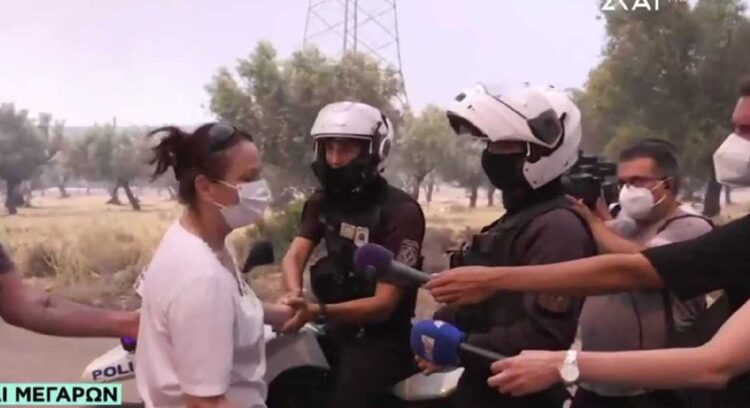 Συγκλονίζει αστυνομικός που εκλιπαρεί γυναίκα να φύγει από το σπίτι της: «Σαν μάνα μου σου το λέω» (video)