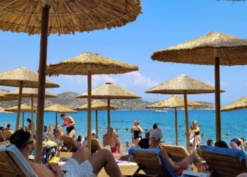 Η «μάχη» της ξαπλώστρας στα beach bars: «Έχουμε κάνει κράτηση εδώ και μια εβδομάδα» (video)