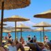 Η «μάχη» της ξαπλώστρας στα beach bars: «Έχουμε κάνει κράτηση εδώ και μια εβδομάδα» (video)